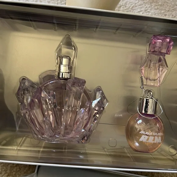 Ariana Grande R.E.M. REM gift set spray 3.4 oz + mini dab + shower gel ornament